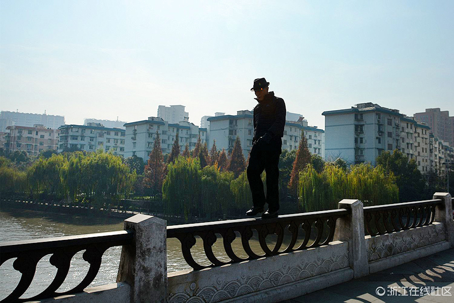 杭州大伯橋欄桿上來回走嚇到路人 杭州大伯橋欄桿上來回走嚇到路人