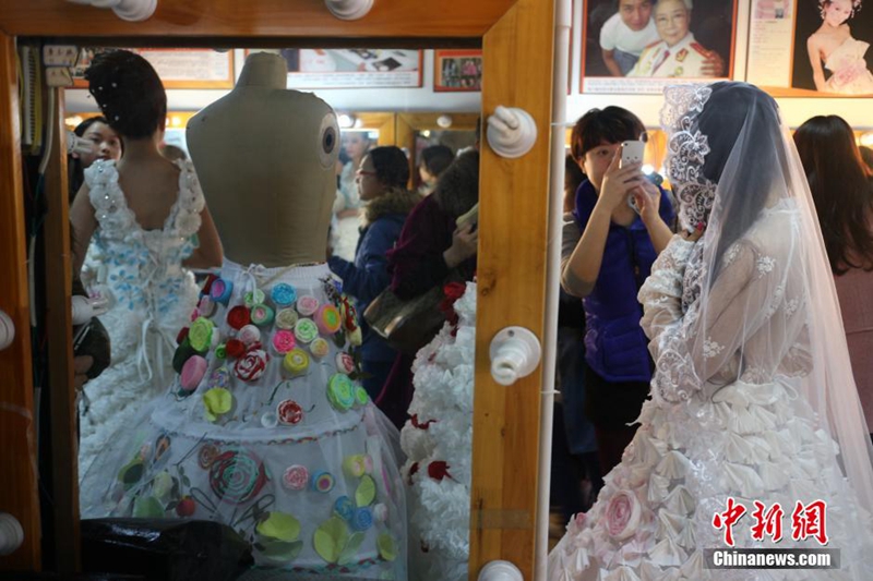 創(chuàng)意又環(huán)保 成都大學生用廢紙做婚紗