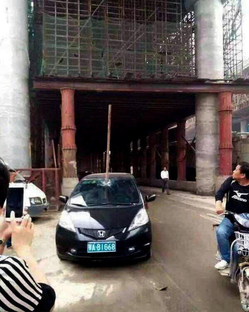 武漢“天降”鋼管砸穿轎車 司機(jī)有驚無(wú)險(xiǎn)
