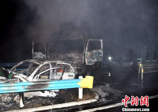 10月2日0時許，杭瑞高速貴州江口縣往銅仁市方向，距王家溝隧道出口200米處，發(fā)生一起三車追尾交通事