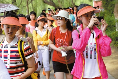 未名湖畔，游人紛紛拍照留念。