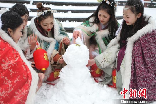 古裝美女雪中斗艷穿越古今玩“打雪仗、堆雪人”
